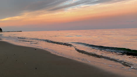 Playa-Tranquila-Y-Vacía-Cerca-Del-Muelle-De-Orlowo-En-Gdynia,-Polonia-Al-Atardecer