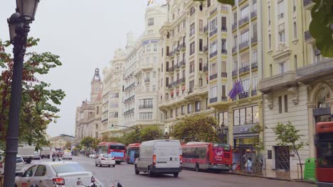 Eine-Schöne-Infrastrukturansicht-Der-Stadt-Mit-Bussen,-Die-Sich-Auf-Der-Straße-Am-Rathaus-Von-Valencia,-Spanien,-Bewegen