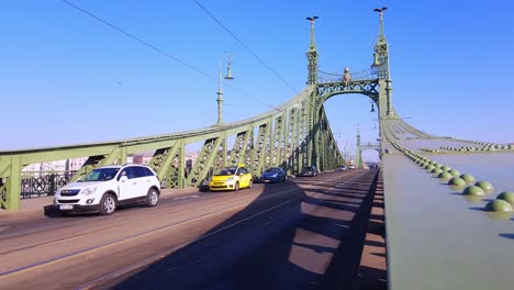 Freiheitsbrücke-Budapest,-Zeitraffer-Des-Verkehrs,-Sonniger-Tag