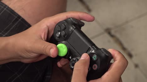 Un-Jugador-Presionando-Botones-Y-Joysticks-En-Un-Gamepad