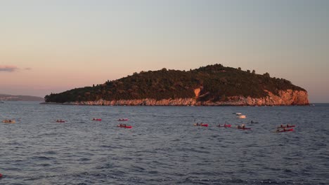 Kajakfahrer-Auf-Rauem-Wasser-Auf-Einer-Tour-In-Der-Nähe-Von-Dubrovnik,-Kroatien,-Vor-Der-Insel-Lokrum