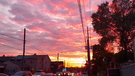 Hermosa-Puesta-De-Sol-Ardiente-Que-Arde-En-El-Cielo-De-Toronto,-Toronto