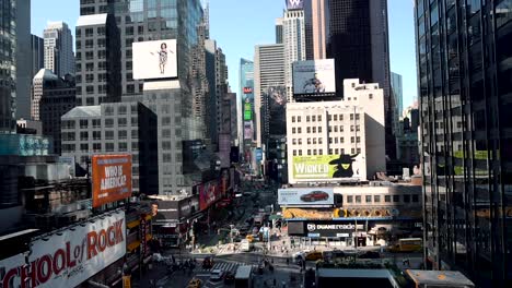 Calles-Concurridas-Y-Caminos-De-Broadway-Rodeados-De-Edificios-De-Gran-Altura-Y-Hotel-En-El-Distrito-Financiero-De-Manhattan,-Ciudad-De-Nueva-York