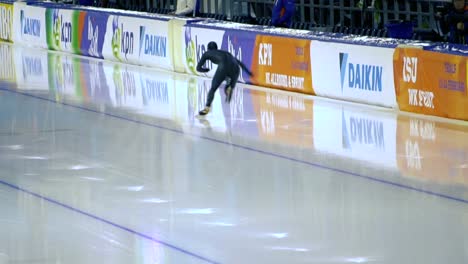 Tiro-Medio-Largo-Del-Inicio-De-Una-Carrera-De-Patinaje-Sobre-Hielo-De-Velocidad-En-Rotterdam,-Países-Bajos