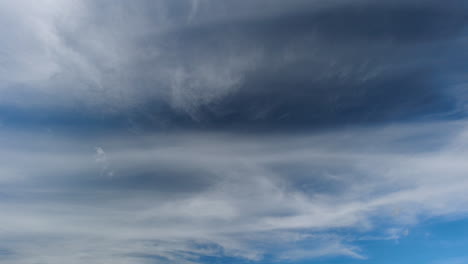 Verschiedene-Arten-Von-Wolken,-Die-Gleichzeitig-Am-Blauen-Himmel-Treiben