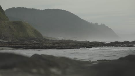 Low-telephoto-shot-of-ocean-shore,-misty-Oregon-coast