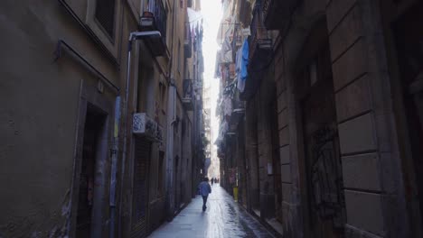 Caminando-Por-Las-Estrechas-Callejuelas-Del-Raval-Barcelona-España