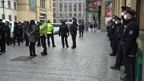 Die-Polizei-Versammelte-Sich-Während-Der-Proteste-Gegen-Die-Sperrbeschränkungen-In-Der-Tschechischen-Republik-Mit-Masken-In-Den-Straßen-Von-Prag