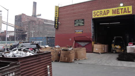 Brooklyn-Industrieschrott,-Biker-Fährt-Vorbei,-Staplerfahrer-Mitarbeiter,-Domino-Zuckerfabrik-Im-Hintergrund