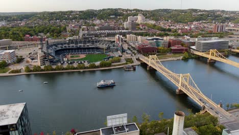Dampfschiff-Auf-Allegheny-River-Passiert-PNC-Park-Pittsburgh-Pirates-Stadium