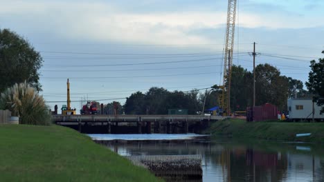 Bauarbeiter-Arbeiten-An-Der-Reparaturbrücke-über-Den-Kanal