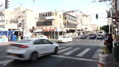 Belebte-Stadtstraßen,-Fußgänger-An-Kreuzungen,-Alltag-Während-Pandemie