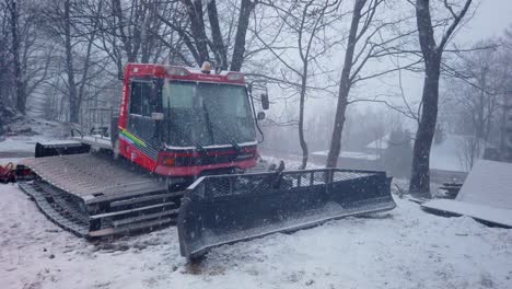 Schnee-Fällt-Auf-Die-Pistenraupe-In-Einem-Polnischen-Wintersportort-Szklarska-Poreba