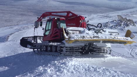 Pistenbully-reversing-and-moving-up-the-mountain