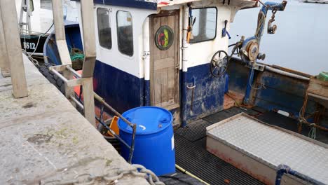 Kommerzielles-Fischtrawlerboot,-Das-Am-Hafenjachthafen-Von-Conwy-North-Wales-Festgemacht-Ist