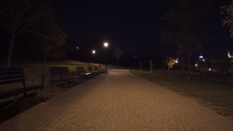 Bänke-Entlang-Des-Bürgersteigs-Im-Petrin-Park-Bei-Nacht,-Prag,-Tschechien,-Während-Der-Sperrung