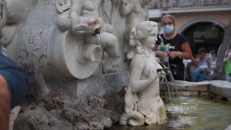 Nackte-Frauenstatue,-Sinnliche-Skulptur,-Saint-Andrew-Brunnendetail,-Amalfi