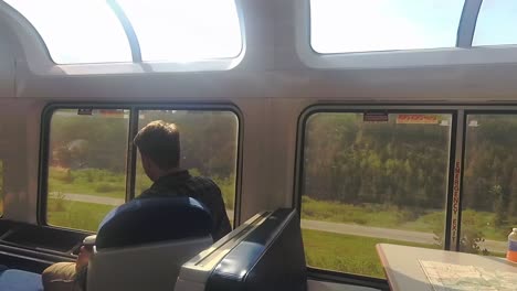 Kameraschwenk-Durch-Amtrak-Amerikanischer-Zugwagen,-Der-Durch-Wunderschöne-Bewaldete-Landschaften-Reist,-Usa,-Montana,-Empire-Builder-Mit-360-Glascoupéwagen
