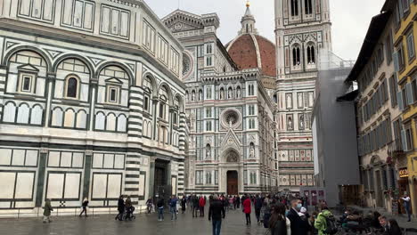 Stadtbild-Mit-Menschen-Während-Einer-Pandemie-Auf-Der-Piazza-Del-Duomo,-Florenz