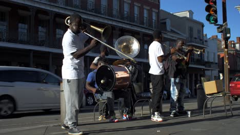 Straßenmusiker-Spielen-Für-Touristen-Cafe-Du-Monde-New-Orleans-Louisiana