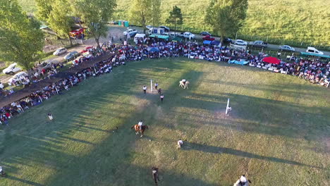 Vista-Aérea-De-La-Doma-De-Caballos-De-Pura-Raza-Y-El-Espectáculo-Del-Festival-De-Competencia-Ecuestre-En-El-Campo-De-La-Provincia-De-Santa-Fe,-Argentina