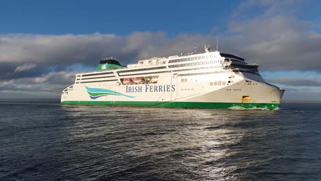 Irische-Fähre,-Die-Aus-Dem-Hafen-Von-Dublin-In-Irland-Kommt---Mittlere-Aufnahme,-Zeitlupe