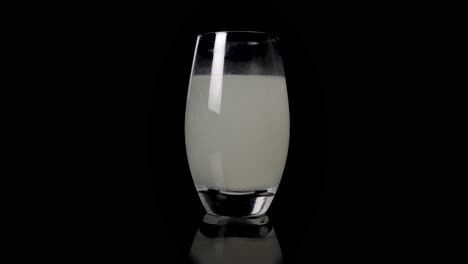 Nahaufnahme-Einer-Brausetablette,-Die-In-Ein-Glas-Wasser-Fällt