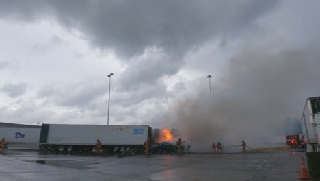 Las-Llamas-Envuelven-A-Los-Semirremolques-En-La-Parada-De-Camiones-De-La-Estación-De-Servicio-A-Lo-Largo-De-La-I84