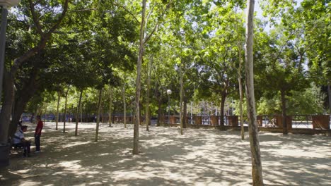 Hermoso-Paseo-Matutino-En-Un-Parque-Del-Barrio-De-Sant-Martí-En-La-Ciudad-Española-Mediterránea-De-Barcelona