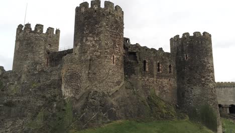 Historisches-Mittelalterliches-Conwy-Castle-Wahrzeichen-Luftbild-Push-In-Orbit-Rechts