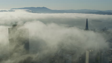 Die-Marine-Schicht-Bewegt-Sich-Durch-Die-Innenstadt-Von-San-Francisco,-Kalifornien