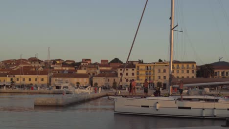 Ein-Segelboot-Treibt-Vor-Einer-Betonmole-In-Vela-Luka-In-Kroatien-In-Den-Hafen
