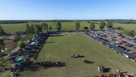Luftaufnahme-Der-Traditionellen-Pferdedressur-Und-Des-Reiterfestes,-Provinz-Santa-Fe,-Argentinien