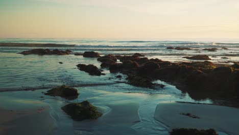 Wellen,-Die-In-Einem-Strandufer-Im-Sonnenuntergang-Zerquetschen