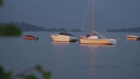 Erste-Dunkelheit-Auf-Dem-Hinreißend-Schönen-Gardasee-Mit-Verschiedenen-Booten-Im-Vordergrund