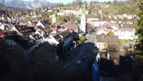 Aufnahmen-Der-Stadt-Feldkirch-Von-Oben,-Die-Häuser-Und-Gebäude-Bei-Tageslicht-Zeigen