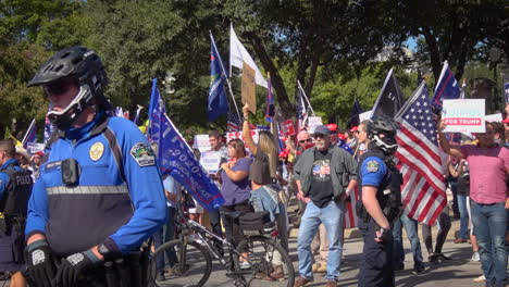 Die-Polizei-Kontrolliert-Massen,-Während-Trumps-anhänger-Gegen-Bidens-Sieg-Bei-Den-Us-präsidentschaftswahlen-2020-In-Der-Innenstadt-Von-Austin,-Tx,-Protestieren