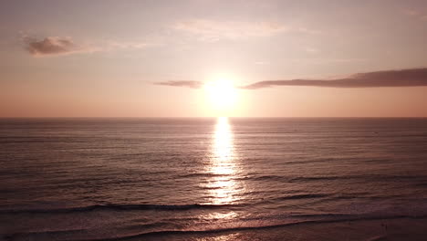 Schöner-Sonnenuntergang-Vom-Olon-strand,-Der-Auf-Ruhigem-Meer-In-Ecuador-Nachdenkt