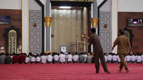 Vista-Trasera-De-Musulmanes-Devotos-Rezando-Juntos-Dentro-De-La-Mezquita-En-Lombok,-Indonesia---Mezquita-Del-Centro-Islámico---Plano-General
