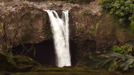 Cascada-De-Hawaii-A-Cámara-Lenta