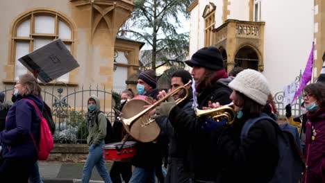 Menschen,-Die-Musik-Spielen,-Während-Sie-An-Einer-Demonstration-Gegen-Das-Globale-Sicherheitsgesetz-Teilnehmen,-Das-Das-Teilen-Von-Bildern-Der-Polizei-Einschränken-Würde