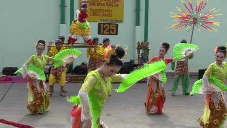 Traditioneller-Indonesischer-Tanz,-Aufgeführt-Von-Einer-Traditionellen-Indonesischen-Tanzgruppe
