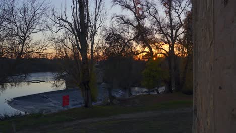 Flussufer-Bei-Sonnenuntergang,-Schöne-Aussicht
