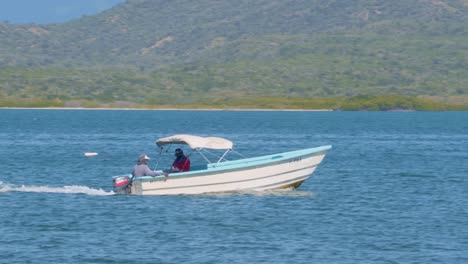 Motorboat-sails-in-waters-of-Bahia-de-las-Calderas,-Dominican-Republic