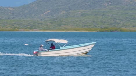 Lancha-Navega-En-Aguas-De-Bahía-De-Las-Calderas,-República-Dominicana