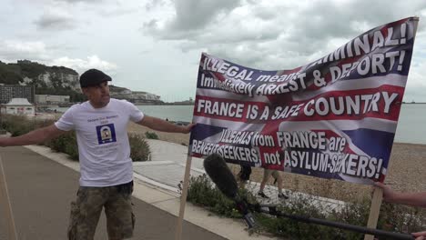 Demonstrant-Hält-Transparent-Bei-Protest-Gegen-Illegale-Einwanderung-In-Dover,-Kent,-09.05.20