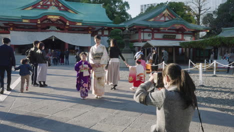 Una-Madre-Y-Su-Hija-Vistiendo-Kimono-Y-Sus-Fotos-Tomadas-Por-Un-Fotógrafo-En-El-Santuario-De-Hie-En-Tokio,-Japón---Tiro-Medio,-Cámara-Lenta