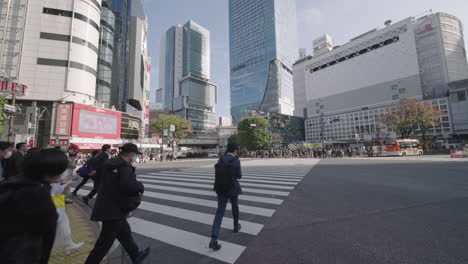 Vista-Posterior-De-Los-Peatones-Que-Cruzan-El-Cruce-De-Shibuya-Durante-La-Pandemia-Del-Virus-De-La-Corona-En-Tokio,-Japón