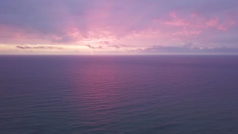 Malerische-Landschaft-Mit-Rosa-Sonnenuntergang-über-Ruhigem-Ozean