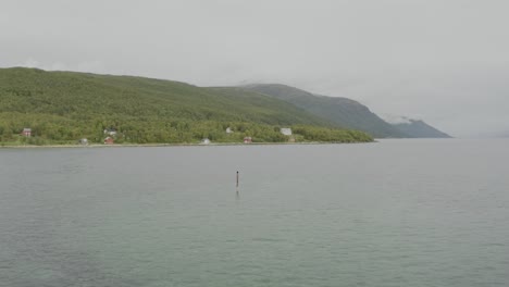 Blick-Von-Einem-Boot-Auf-Die-Nordküste-Norwegens-Im-Sommer